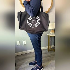 MARC JACOBS CANVAS LARGE TOTE BLACK.